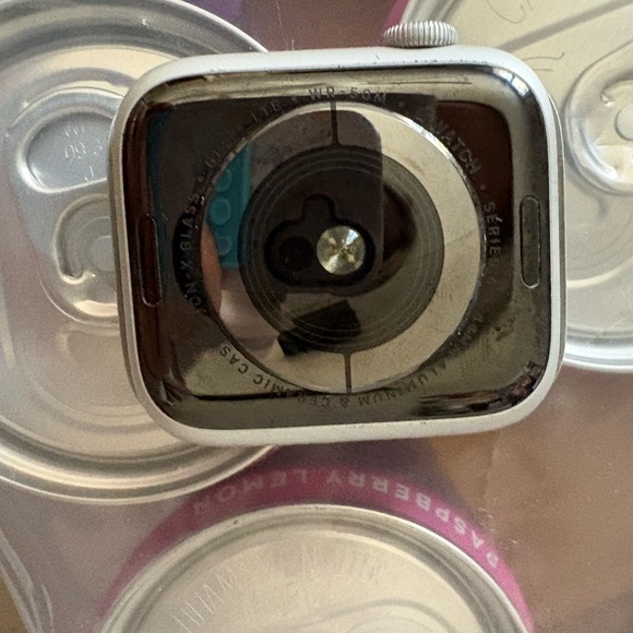 apple watch series 4 and new band in package! - Picture 2 of 5